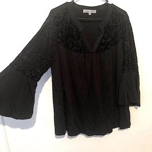 Flared sleeves black top with velvety print sz 2X